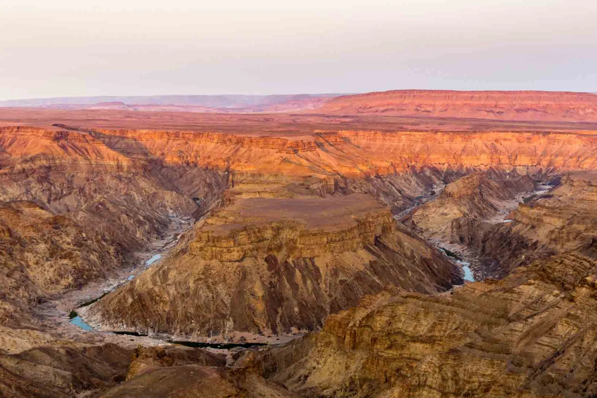 Fish River Canyon i Namibia – Afrikas största kanjon – 160 km lång, 27 km bred och 550 m djup Fish River Canyon i Namibia – Afrikas största kanjon – 160 km lång, 27 km bred och 550 m djup