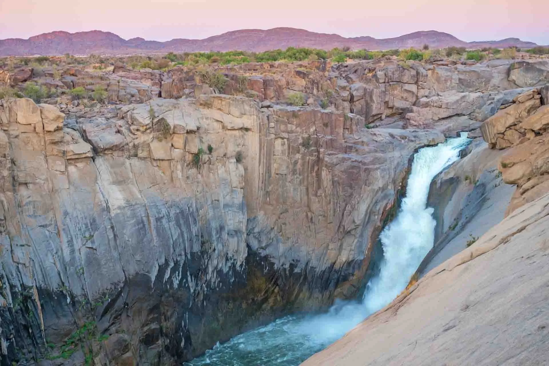 Augrabiesfallen bildas av Oranjefloden och är cirka 56 m hög Augrabiesfallen bildas av Oranjefloden och är cirka 56 m hög