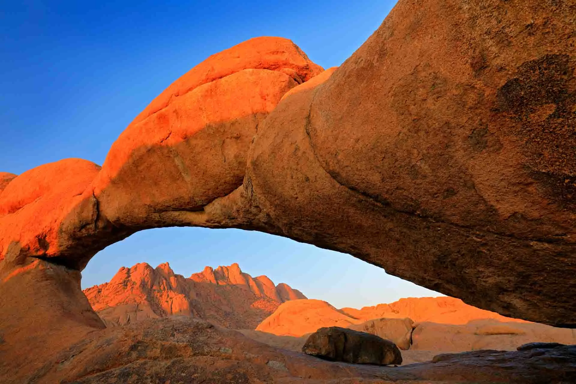 Den ikoniska Spitzkoppe i Namibia – ofta kallad "Namibias Matterhorn" Den ikoniska Spitzkoppe i Namibia – ofta kallad "Namibias Matterhorn"