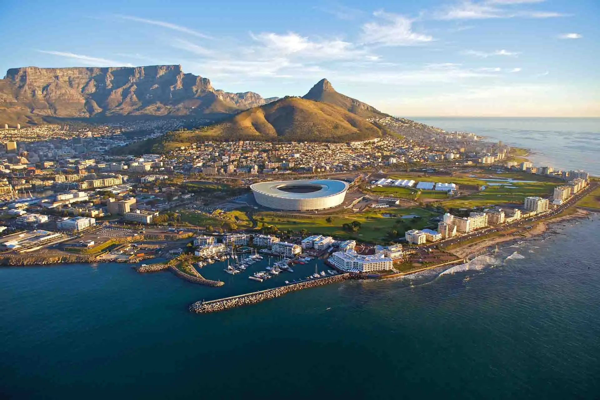 Cape Town Stadium byggdes för fotbolls-VM 2010 – i bakgrunden det konformade Lion’s Head och det platta Taffelberget Cape Town Stadium byggdes för fotbolls-VM 2010 – i bakgrunden det konformade Lion’s Head och det platta Taffelberget