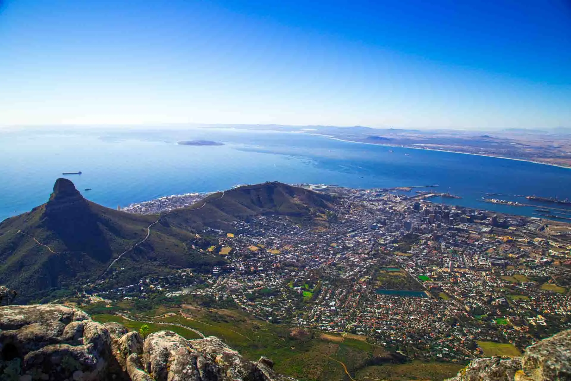 Kapstaden med Taffelberget, Cape Town Stadium och Robben Island i bukten Kapstaden med Taffelberget, Cape Town Stadium och Robben Island i bukten