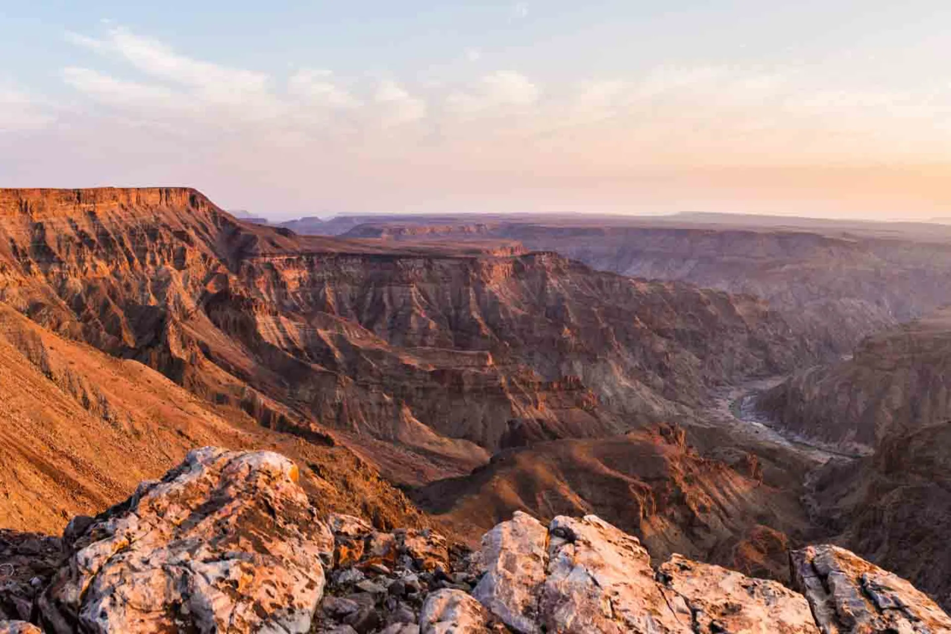 Fish River Canyon har bildats under ca 500 miljoner år, medan Grand Canyon är cirka 5–6 miljoner år gammal Fish River Canyon har bildats under ca 500 miljoner år, medan Grand Canyon är cirka 5–6 miljoner år gammal