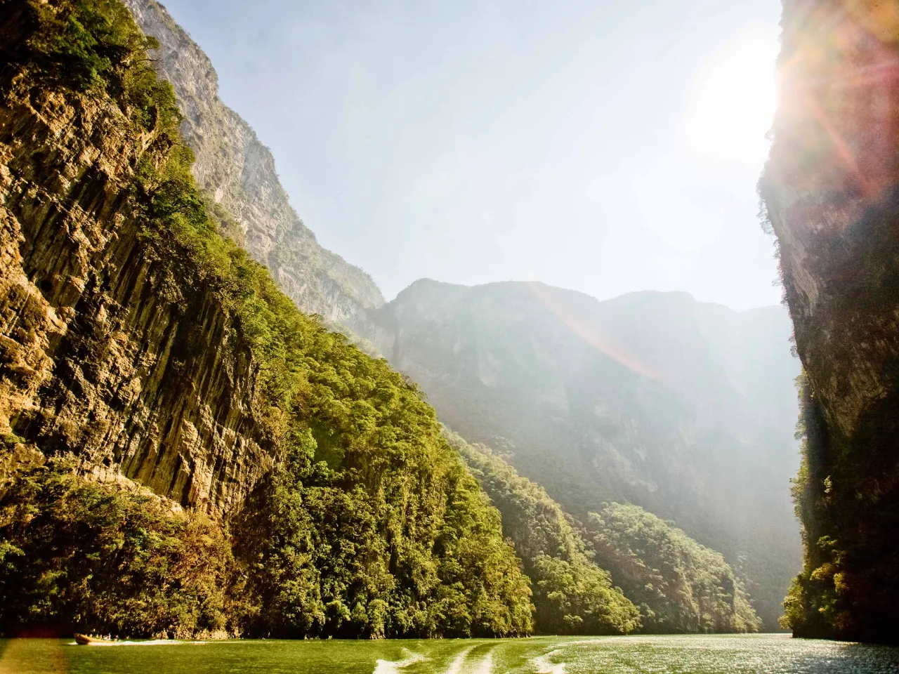 Den majestätiska Sumidero-kanjonen reser sig upp till 1 000 meter över floden Río Grijalva Den majestätiska Sumidero-kanjonen reser sig upp till 1 000 meter över floden Río Grijalva