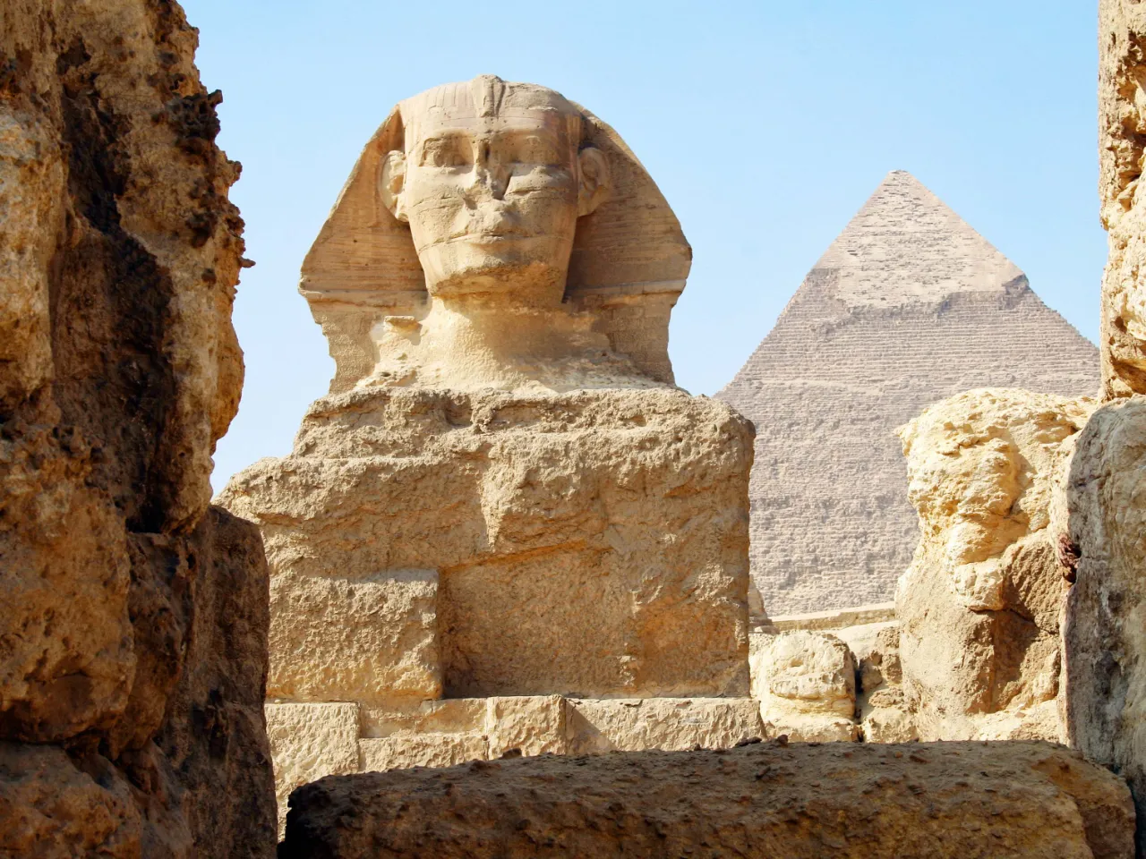 Den stora sfinxen i Giza med den berömda Khefren-pyramiden i bakgrunden är 20 m hög Den stora sfinxen i Giza med den berömda Khefren-pyramiden i bakgrunden är 20 m hög