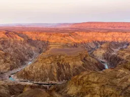 Fish River Canyon i Namibia – Afrikas största kanjon – 160 km lång, 27 km bred och 550 m djup Fish River Canyon i Namibia – Afrikas största kanjon – 160 km lång, 27 km bred och 550 m djup