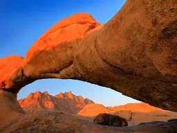 Den ikoniska Spitzkoppe i Namibia – ofta kallad "Namibias Matterhorn" Den ikoniska Spitzkoppe i Namibia – ofta kallad "Namibias Matterhorn"