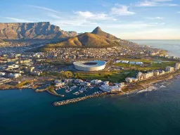 Cape Town Stadium byggdes för fotbolls-VM 2010 – i bakgrunden det konformade Lion’s Head och det platta Taffelberget Cape Town Stadium byggdes för fotbolls-VM 2010 – i bakgrunden det konformade Lion’s Head och det platta Taffelberget