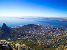 Kapstaden med Taffelberget, Cape Town Stadium och Robben Island i bukten Kapstaden med Taffelberget, Cape Town Stadium och Robben Island i bukten