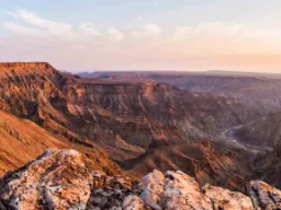 Fish River Canyon har bildats under ca 500 miljoner år, medan Grand Canyon är cirka 5–6 miljoner år gammal Fish River Canyon har bildats under ca 500 miljoner år, medan Grand Canyon är cirka 5–6 miljoner år gammal