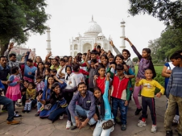 Albatros gav barnen en utflykt till Taj Mahal - smile!